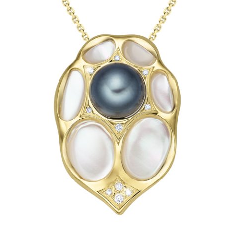 Zlatý přívěsek s perlou, perletí a diamanty